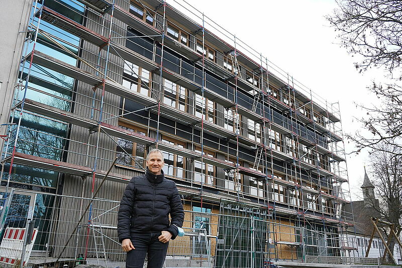 Einrichtungsleiter Andreas Reitzle stellt den neuen Anbau ans Bischöfliche Internat Maria Hilf in Bad Mergentheim vor. Foto: DRS/Guzy