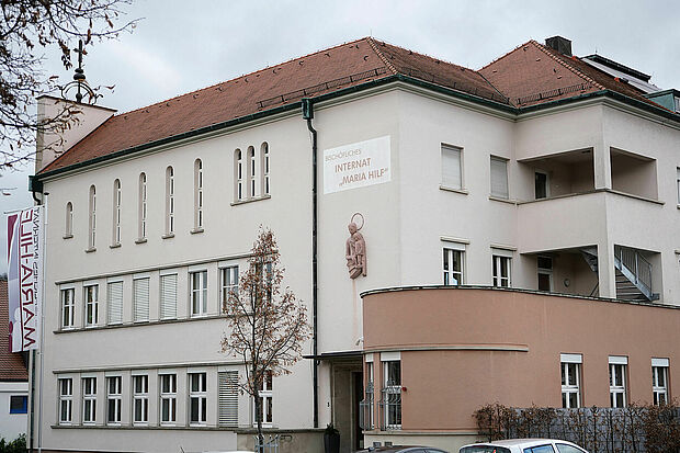 Das 1933 eingeweihte Gebäude prägt die Ansicht zur Straßenseite. Foto: DRS/Guzy